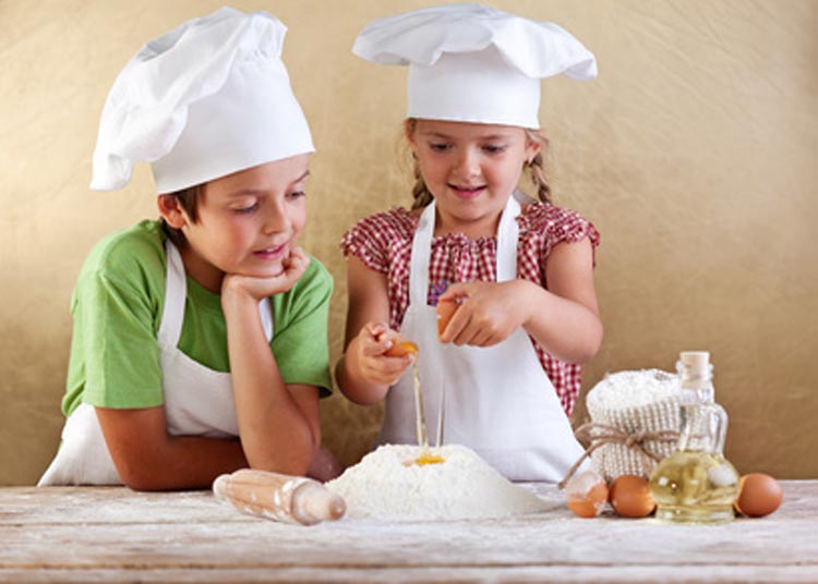 Kinder backen Brot
