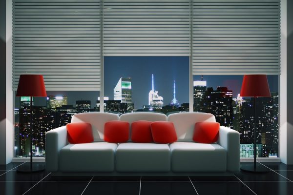 modernes Sofa vor Fensterfront mit Jalousien