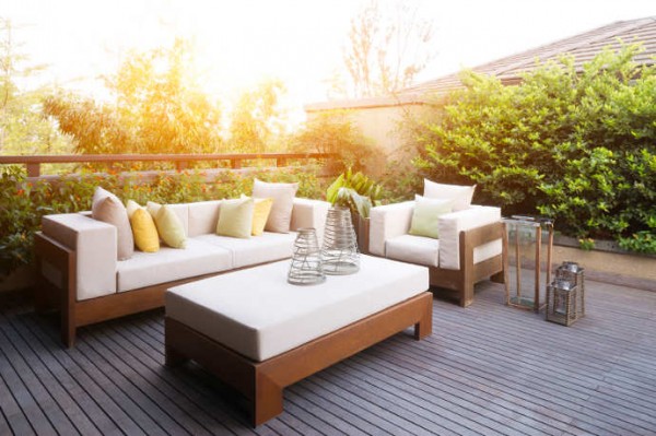 Design Gartenmöbel auf einer Holzterrasse bei sonnigem Wetter.
