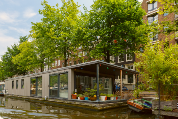 Ein Hausboot in einmal Kanal in amsterdam